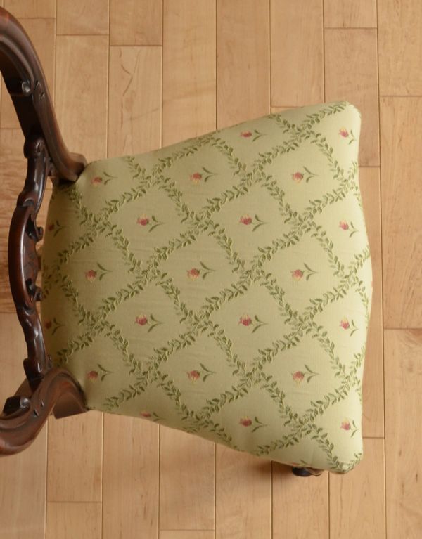 サロンチェア　アンティーク チェア　マホガニー材を使ったイギリスのアンティークバルーンバックチェア 。すわり心地がいい座面。(k-982-c)