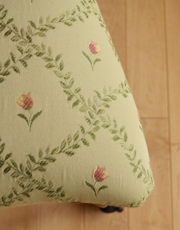 サロンチェア　アンティーク チェア　マホガニー材を使ったイギリスのアンティークバルーンバックチェア 。華やかで上品な生地にキレイに張り替えました。(k-982-c)