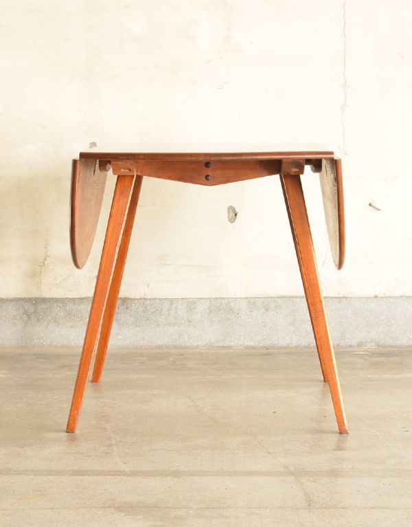 アンティーク家具　シンプルなデザインのアーコールのアンティーク家具、伸張式のダイニングテーブル。使わないときは、たたんで壁につけておけば、お部屋が広く使えます。(k-982-f)