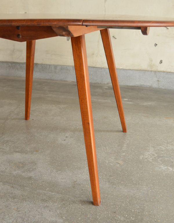 アンティーク家具　シンプルなデザインのアーコールのアンティーク家具、伸張式のダイニングテーブル。アーコールらしい細いきれいな脚です。(k-982-f)