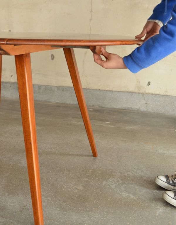 アンティーク家具　シンプルなデザインのアーコールのアンティーク家具、伸張式のダイニングテーブル。広げるのはとっても簡単。(k-982-f)