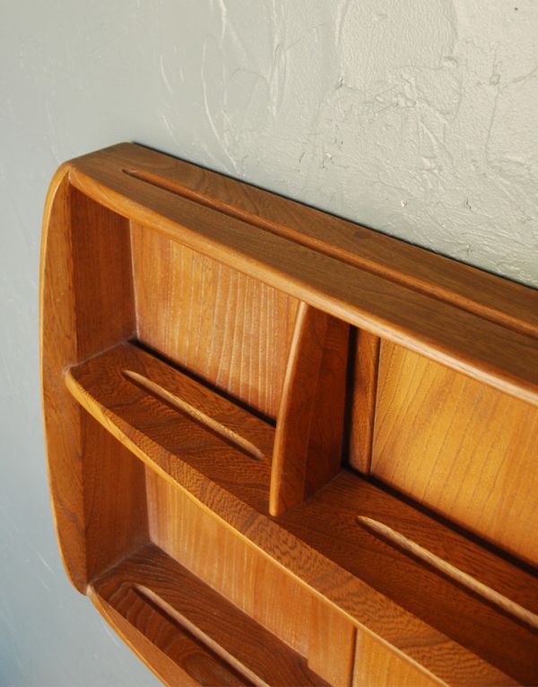 アーコールの家具　アンティーク家具　アンティークの壁に付ける家具、オープンシェルフ（飾り棚）。プレート立てとなる溝が入っています。(k-984-f)