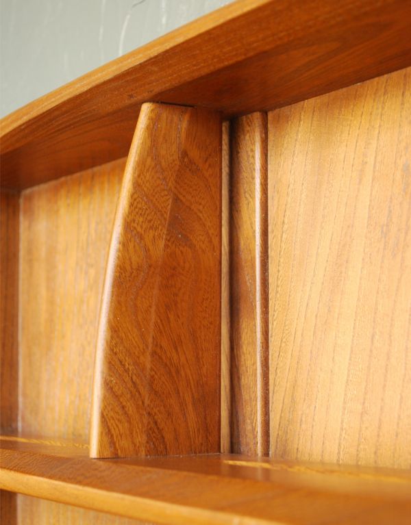 アーコールの家具　アンティーク家具　アンティークの壁に付ける家具、オープンシェルフ（飾り棚）。仕切り板は２ヶ所に入っています。(k-984-f)