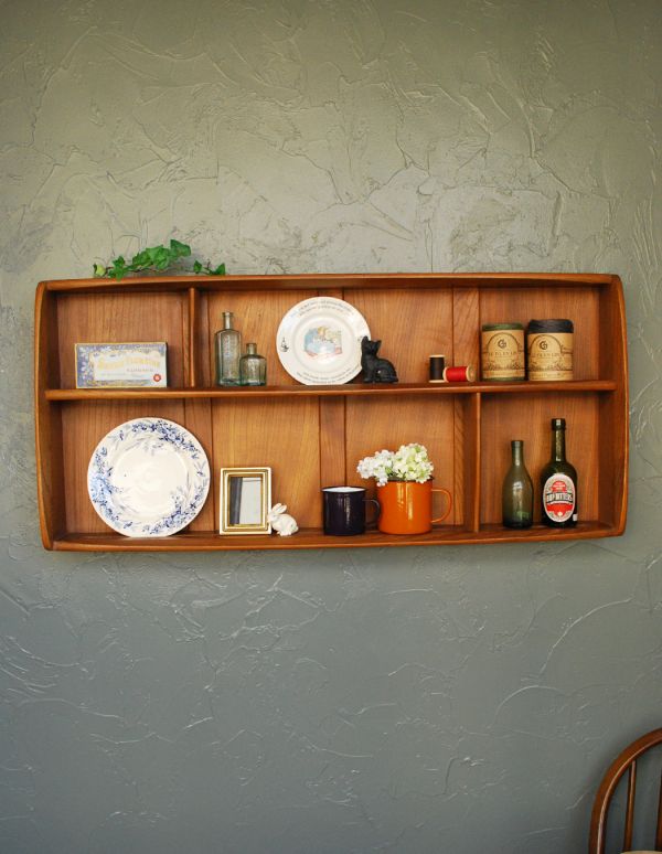 アーコールの家具　アンティーク家具　アンティークの壁に付ける家具、オープンシェルフ（飾り棚）。殺風景になりがちな白い壁のお部屋が表情豊かに変身！リビング、廊下、階段、寝室・・・どこに付けようかな？【 全体 】幅106.5×奥行12.5×高さ49cm。(k-984-f)