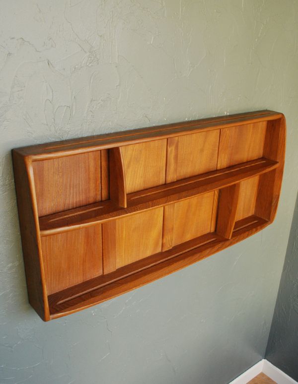 アーコールの家具　アンティーク家具　アンティークの壁に付ける家具、オープンシェルフ（飾り棚）。木製で存在感のある本格的なインテリアです。(k-984-f)