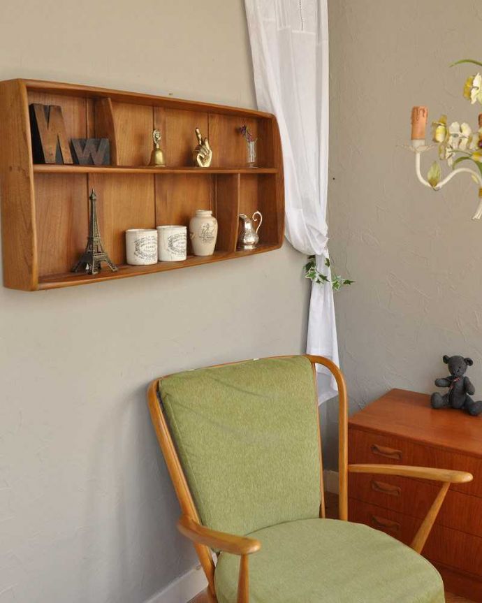 アーコールの家具　アンティーク家具　アンティークの壁に付ける家具、オープンシェルフ（飾り棚）。飾りながらたっぷりしまえる可愛いシェルフです！。(k-984-f)