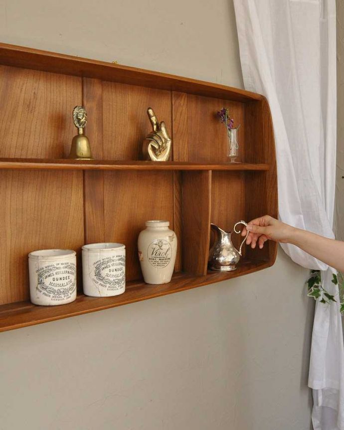 アーコールの家具　アンティーク家具　アンティークの壁に付ける家具、オープンシェルフ（飾り棚）。中にものを収納しながら、お部屋までかっこよく見せてくれます。(k-984-f)