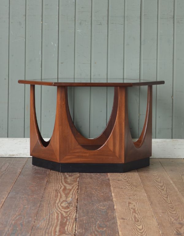 アンティーク家具　カッコいいビンテージ家具、G-PLANの六角形コーヒーテーブル。脚のデザインがスタイリッシュでかっこいい！。(k-987-f)