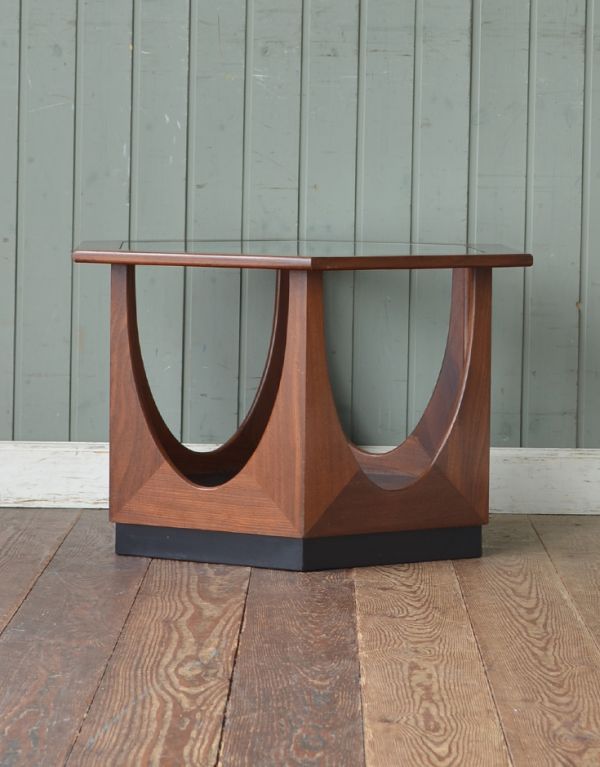 アンティーク家具　カッコいいビンテージ家具、G-PLANの六角形コーヒーテーブル。人気の北欧インテリアやシンプルモダンのお部屋にもピッタリですよ。(k-987-f)