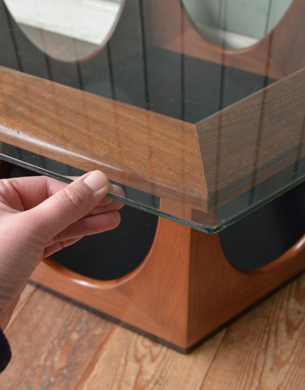 アンティーク家具　カッコいいビンテージ家具、G-PLANの六角形コーヒーテーブル。天板のガラス板は取り外しができます。(k-987-f)
