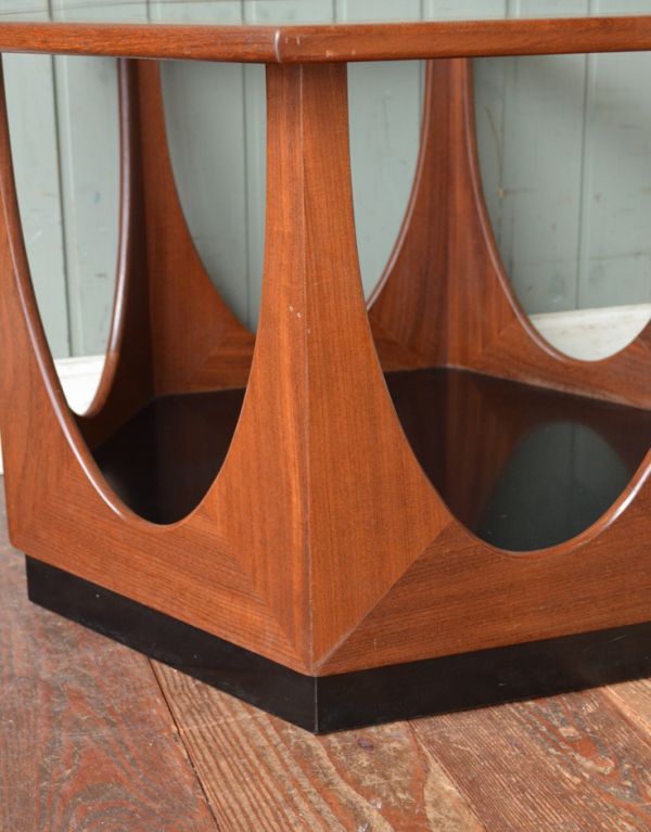 アンティーク家具　カッコいいビンテージ家具、G-PLANの六角形コーヒーテーブル。しっかりとした安定感もあります。(k-987-f)