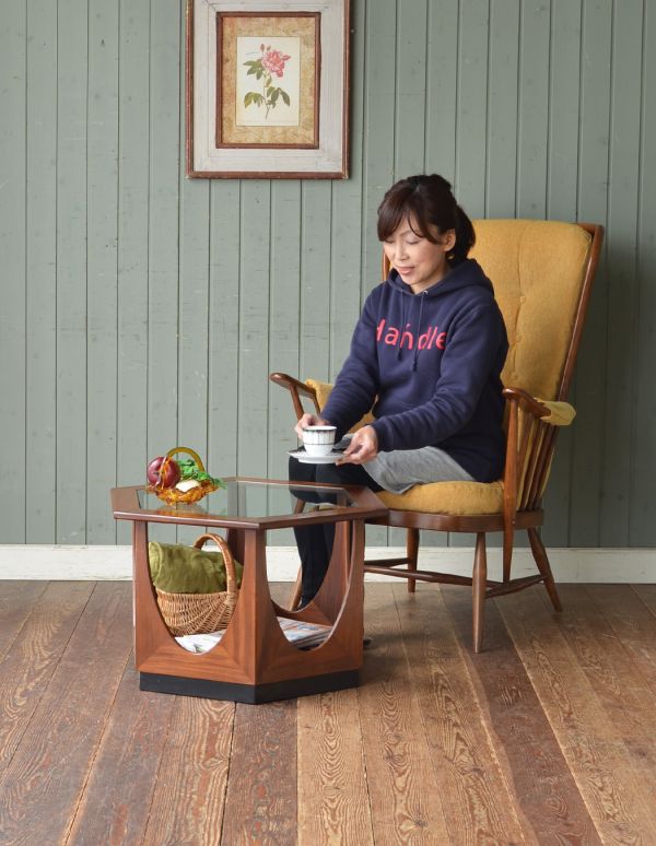 アンティーク家具　カッコいいビンテージ家具、G-PLANの六角形コーヒーテーブル。パソコンを置いて、コーヒー片手にインターネットで調べ物なんて使い方も憧れますね。(k-987-f)
