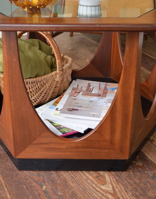 アンティーク家具　カッコいいビンテージ家具、G-PLANの六角形コーヒーテーブル。脚元には、文庫本などが置いておけるのでとっても便利。(k-987-f)