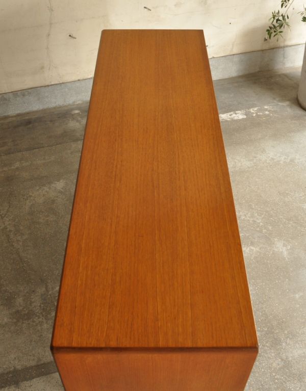 アンティーク家具 テレビボードにおススメのヴィンテージ家具、G-planのサイドボード。天板もキレイに塗装を仕上げました。(k-989-f)