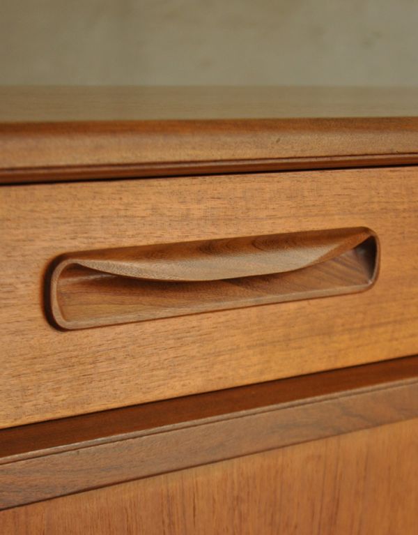 アンティーク家具 テレビボードにおススメのヴィンテージ家具、G-planのサイドボード。シンプルでカッコいい取っ手。(k-989-f)