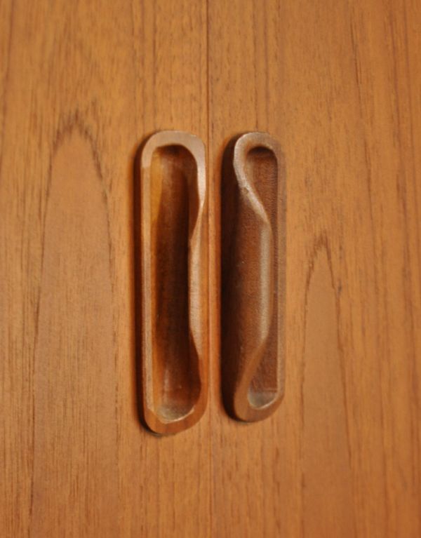 アンティーク家具 テレビボードにおススメのヴィンテージ家具、G-planのサイドボード。扉の取っ手も引き出しとおそろいの形です。(k-989-f)