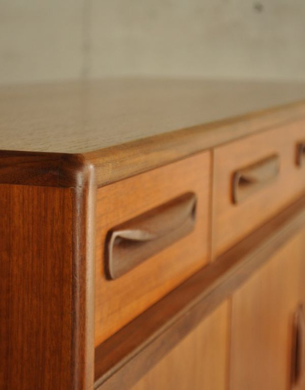 アンティーク家具 テレビボードにおススメのヴィンテージ家具、G-planのサイドボード。チーク材の木目が存分に感じられる温もりあるデザインです。(k-989-f)