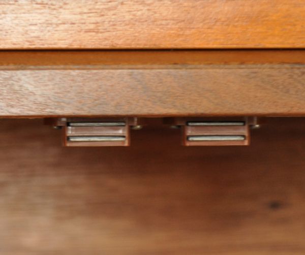 アンティーク家具 テレビボードにおススメのヴィンテージ家具、G-planのサイドボード。扉の開け閉めがしやすいよう、マグネットを取り付けてあります。(k-989-f)