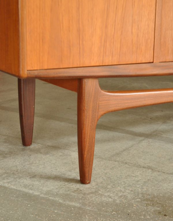 アンティーク家具 テレビボードにおススメのヴィンテージ家具、G-planのサイドボード。安定感のある脚がしっかり支えます。(k-989-f)