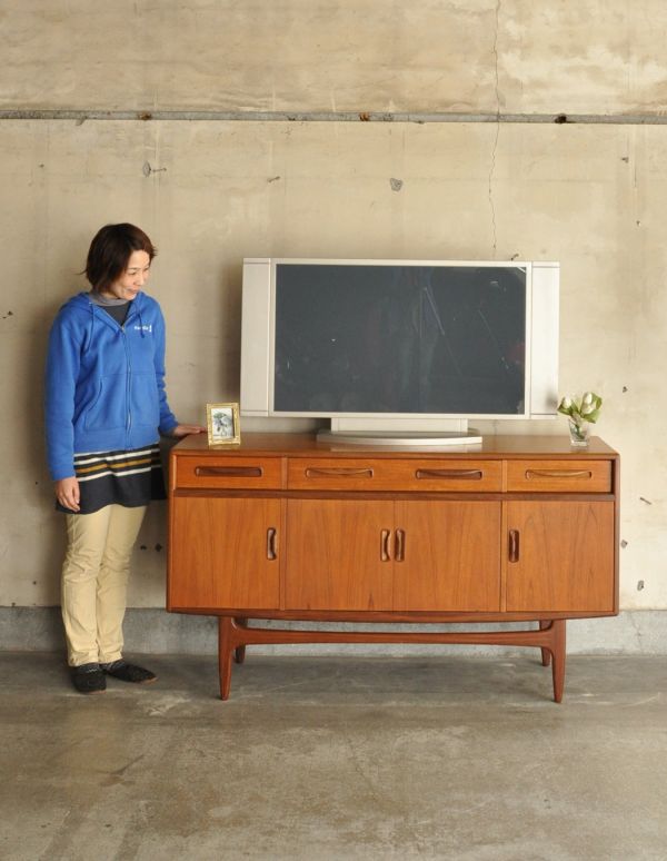 アンティーク家具 テレビボードにおススメのヴィンテージ家具、G-planのサイドボード。スッキリとかっこいいデザインが特徴のサイドボード。(k-989-f)
