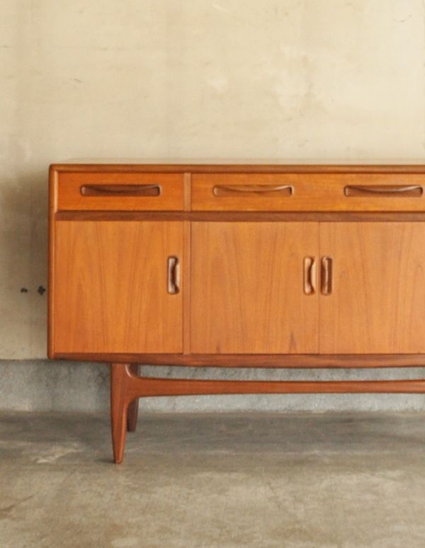 アンティーク家具 テレビボードにおススメのヴィンテージ家具、G-planのサイドボード。リビングで電話などの置き場所として使っても最適です。(k-989-f)