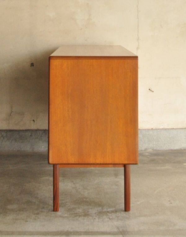 アンティーク家具 テレビボードにおススメのヴィンテージ家具、G-planのサイドボード。サイドから見てもキレイな状態です。(k-989-f)