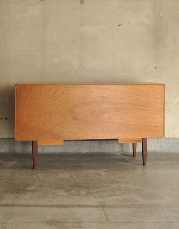 アンティーク家具 テレビボードにおススメのヴィンテージ家具、G-planのサイドボード。キチンとメンテナンスしてあるので、裏側もキレイです。(k-989-f)