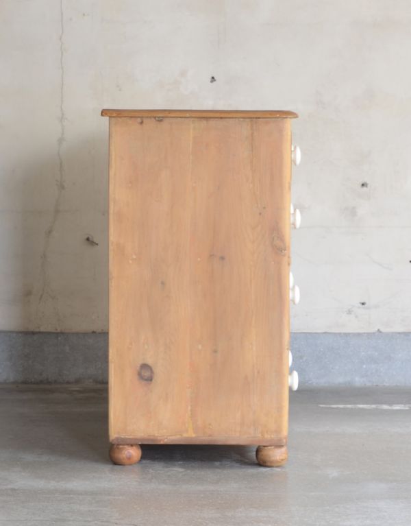 アンティーク家具 ナチュラルなパイン材のアンティーク家具、可愛いチェスト。サイドから見るとスッキリシンプル。(k-992-f)