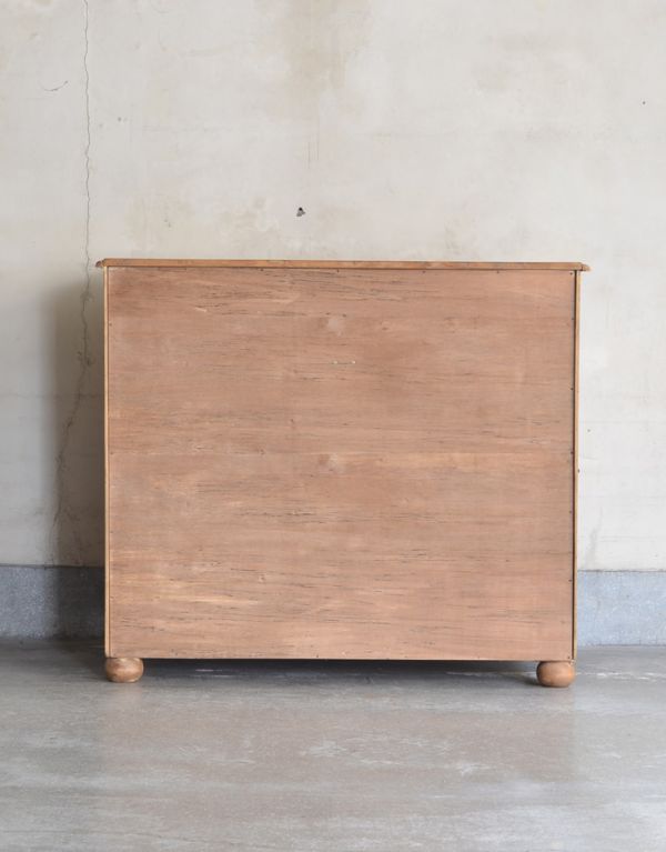 アンティーク家具 ナチュラルなパイン材のアンティーク家具、可愛いチェスト。専門の職人によってお直ししていますが、アンティークは新品ではありません。(k-992-f)