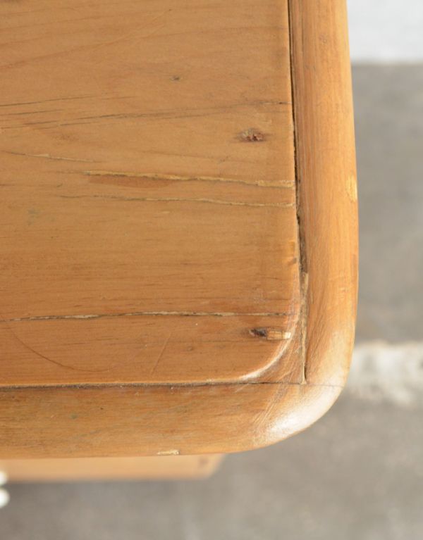 アンティーク家具 ナチュラルなパイン材のアンティーク家具、可愛いチェスト。きちんとメンテナンスしていますので、届いたその日からお使いいただけます。(k-992-f)