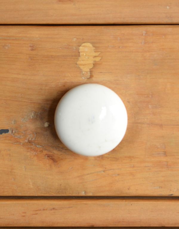 アンティーク家具 ナチュラルなパイン材のアンティーク家具、可愛いチェスト。真ん丸な握りやすい取っ手。(k-992-f)