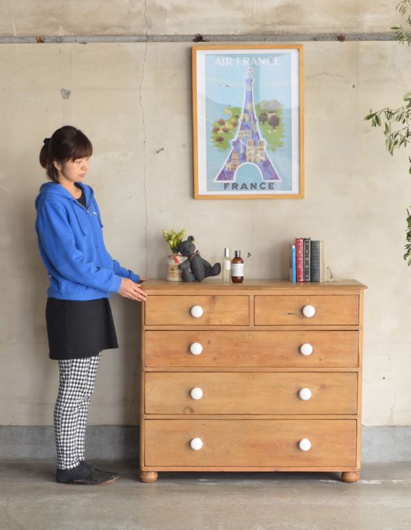 アンティーク家具 ナチュラルなパイン材のアンティーク家具、可愛いチェスト。幅も人気のコンパクトタイプ。(k-992-f)