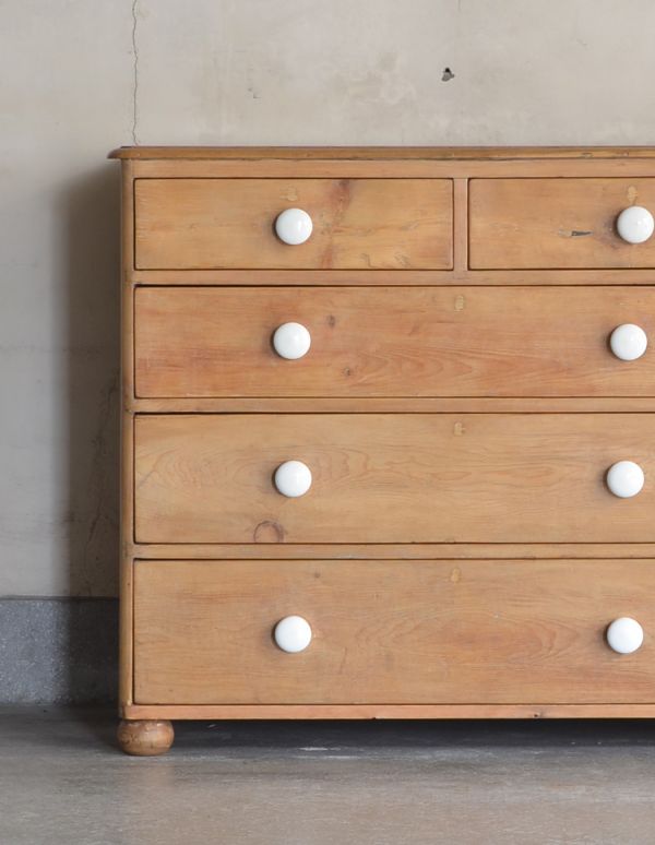 アンティーク家具 ナチュラルなパイン材のアンティーク家具、可愛いチェスト。オールドパインならではの木の温もりは、触れるたびにほっこりとします。(k-992-f)