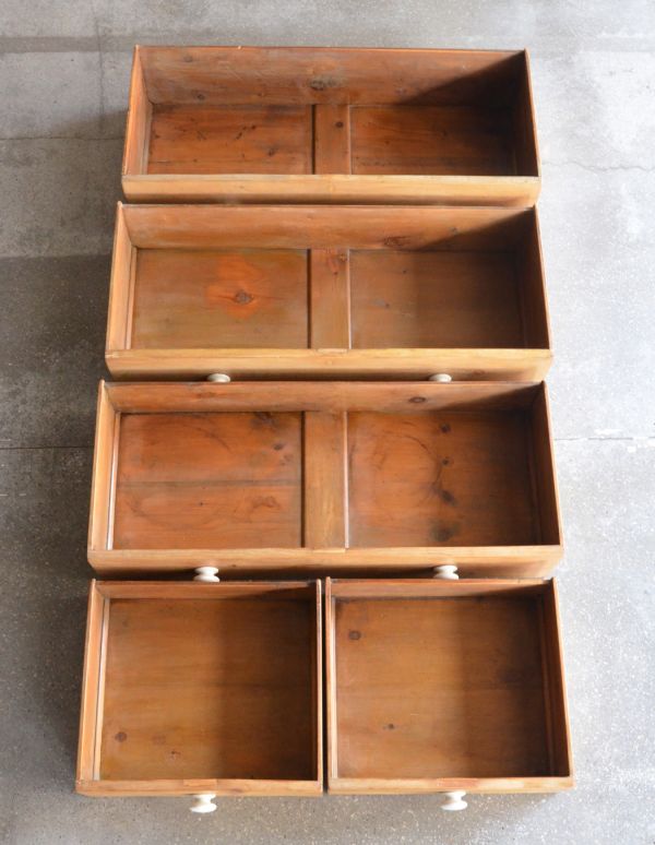 アンティーク家具 ナチュラルなパイン材のアンティーク家具、可愛いチェスト。引き出しは全部で5杯です。(k-992-f)