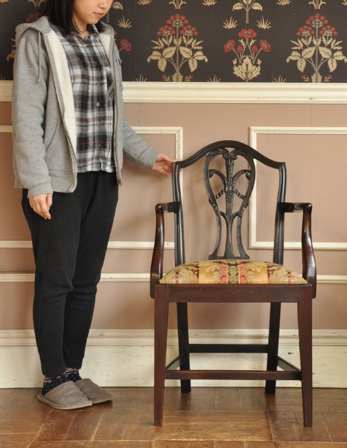 サロンチェア　アンティーク チェア　イギリスの豪華なアンティークチェア、背もたれの美しいアームチェア。上品な雰囲気が漂うチェア。(k-993-c)