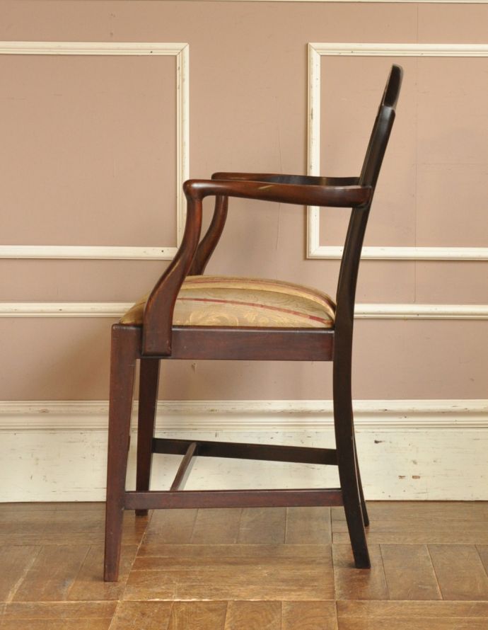 サロンチェア　アンティーク チェア　イギリスの豪華なアンティークチェア、背もたれの美しいアームチェア。横から見ても綺麗な装飾が楽しめます。(k-993-c)