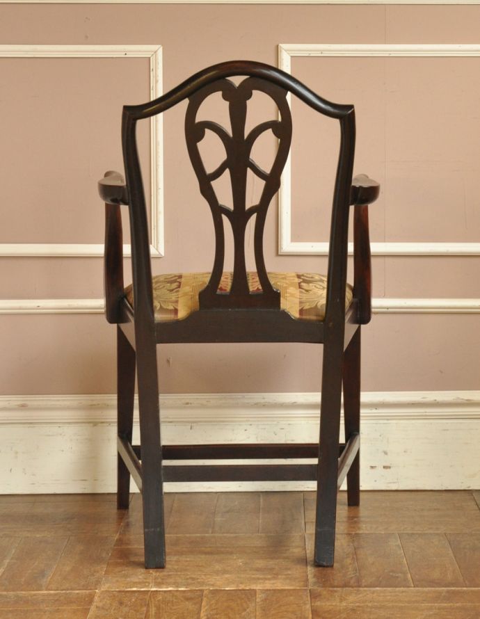 サロンチェア　アンティーク チェア　イギリスの豪華なアンティークチェア、背もたれの美しいアームチェア。アンティークらしく、流行を追わずに長く使えるデザイン。(k-993-c)