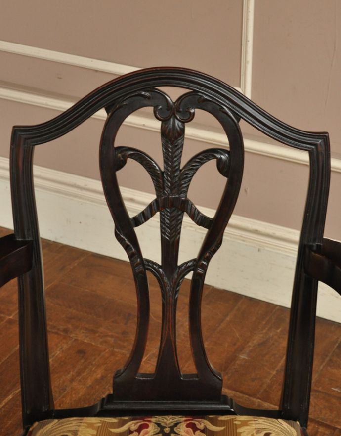 サロンチェア　アンティーク チェア　イギリスの豪華なアンティークチェア、背もたれの美しいアームチェア。木目や色は1脚1脚微妙に違いますが、どれもキレイに仕上げています。(k-993-c)