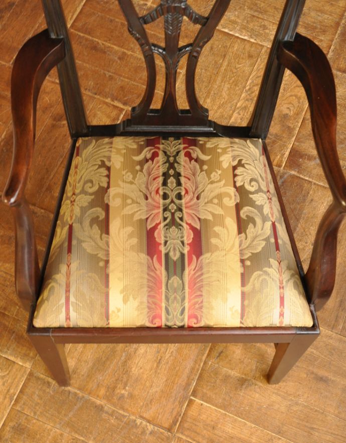 サロンチェア　アンティーク チェア　イギリスの豪華なアンティークチェア、背もたれの美しいアームチェア。座面には布が貼ってあるので、長時間座っても疲れません。(k-993-c)