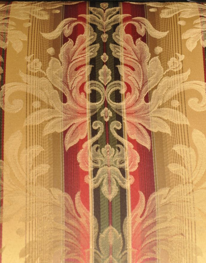 サロンチェア　アンティーク チェア　イギリスの豪華なアンティークチェア、背もたれの美しいアームチェア。座り心地がいいクッション付きの座面。(k-993-c)