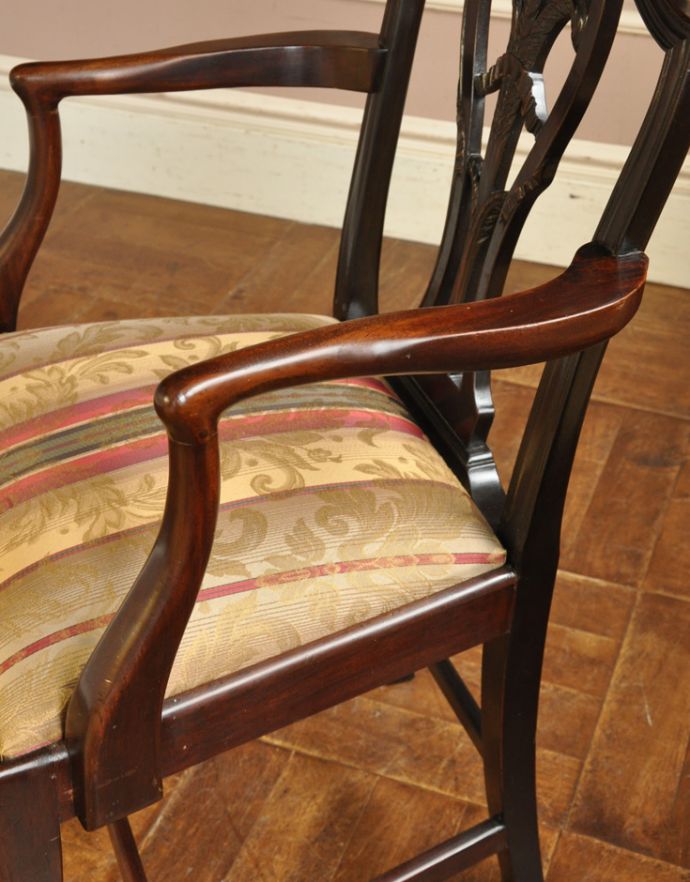 サロンチェア　アンティーク チェア　イギリスの豪華なアンティークチェア、背もたれの美しいアームチェア。肘掛けがあるので、リラックスタイムにピッタリです。(k-993-c)