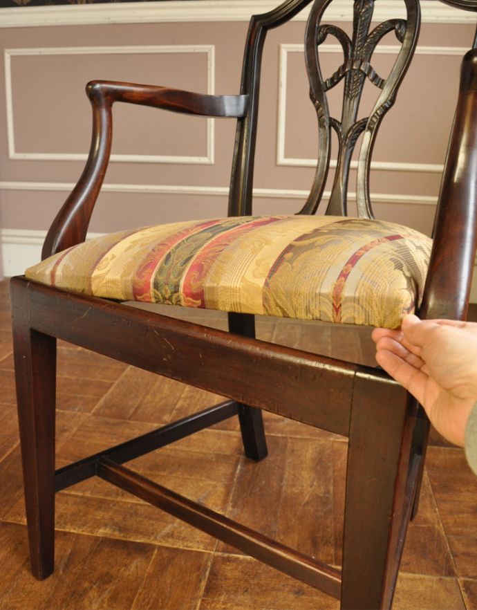 サロンチェア　アンティーク チェア　イギリスの豪華なアンティークチェア、背もたれの美しいアームチェア。座面の取り外しが簡単に出来るようになっています。(k-993-c)