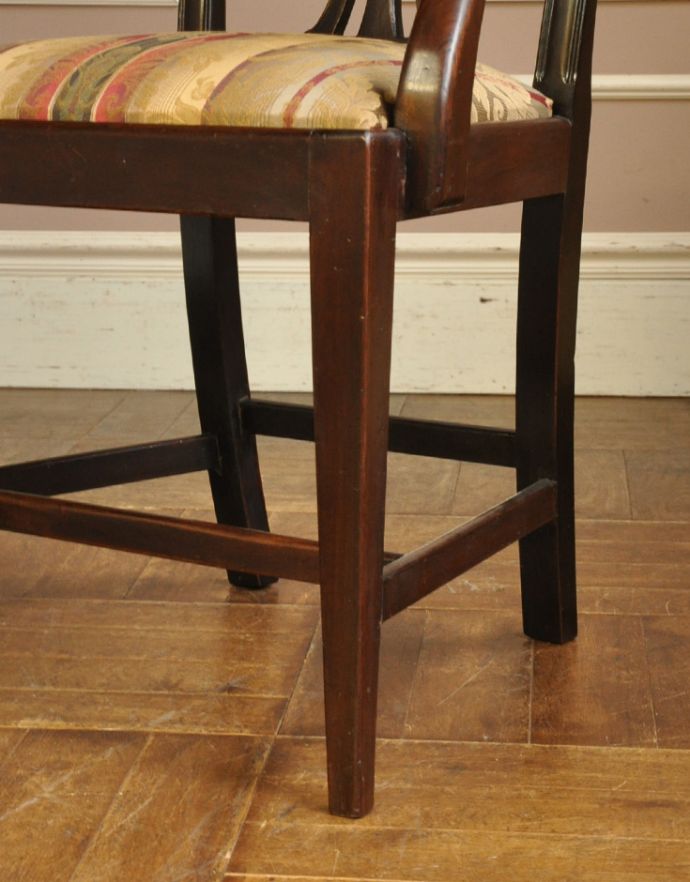 サロンチェア　アンティーク チェア　イギリスの豪華なアンティークチェア、背もたれの美しいアームチェア。優雅なデザインの脚。(k-993-c)