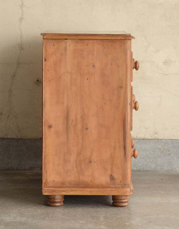 アンティークのチェスト アンティーク家具 イギリスの可愛いアンティーク家具、パインチェスト(整理ダンス)。サイドから見るとスッキリシンプル。(k-993-f)