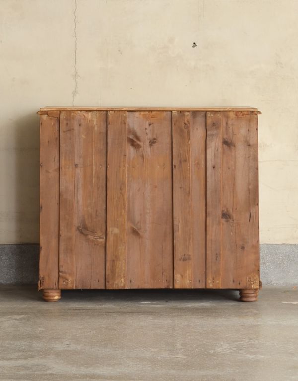 アンティークのチェスト アンティーク家具 イギリスの可愛いアンティーク家具、パインチェスト(整理ダンス)。専門の職人によってお直ししていますが、アンティークは新品ではありません。(k-993-f)