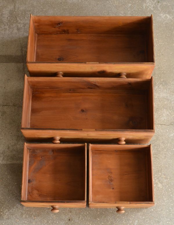 アンティークのチェスト アンティーク家具 イギリスの可愛いアンティーク家具、パインチェスト(整理ダンス)。引き出しは4杯。(k-993-f)