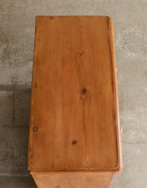 アンティークのチェスト アンティーク家具 イギリスの可愛いアンティーク家具、パインチェスト(整理ダンス)。天板もキレイな状態です。(k-993-f)