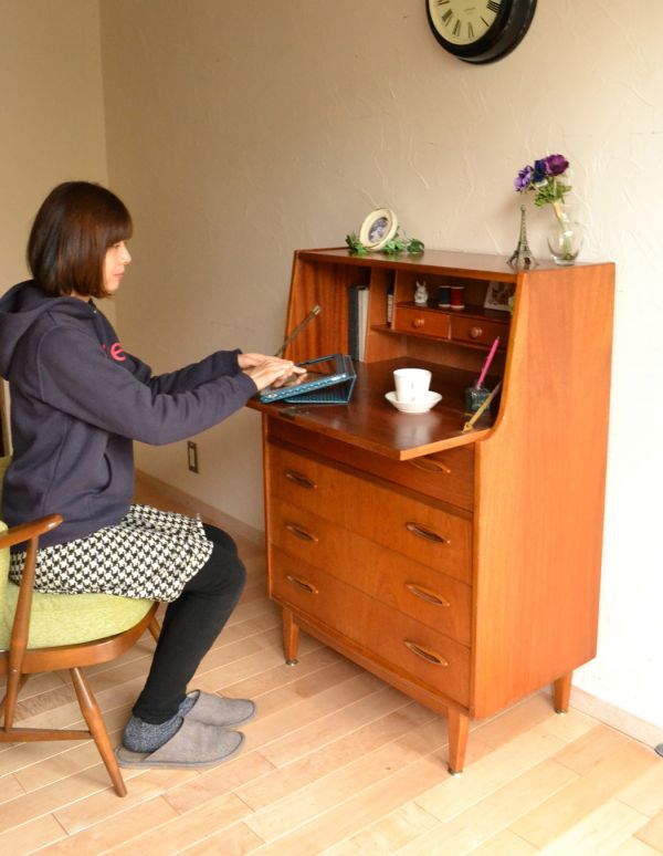 ヴィンテージの北欧インテリア、チーク材のビューロー（デスク）(k-994