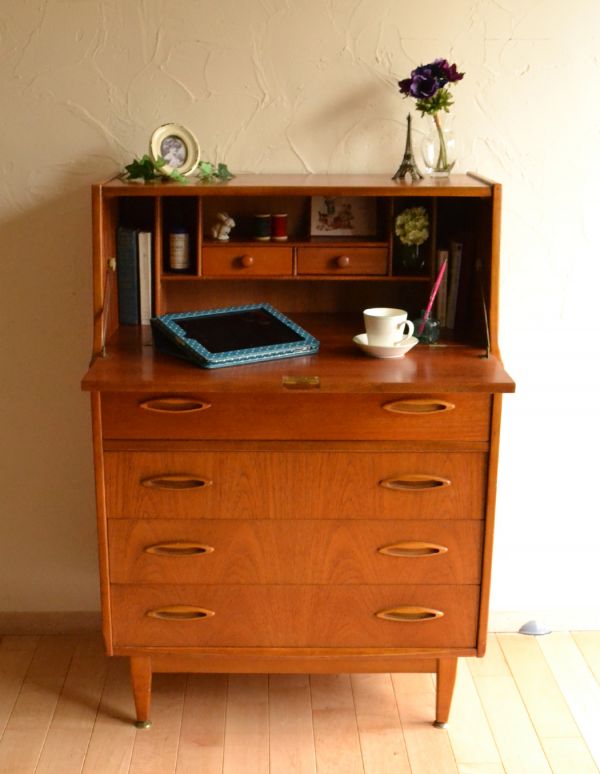 アンティーク家具　ヴィンテージの北欧インテリア、チーク材のビューロー（デスク）。ビューローの中にも収納スペースが。(k-994-f)