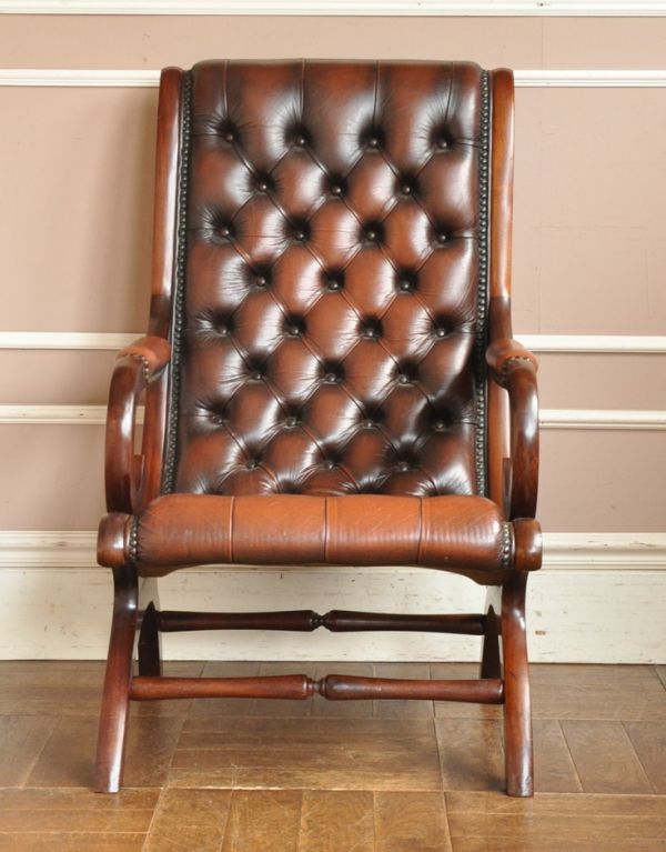 チェスターフィールド　アンティーク チェア　キャラメルブラウンの革張りアンティークソファ、カッコいいアームチェア（1人掛けソファ）。パンと張った革が美しい。(k-995-c)